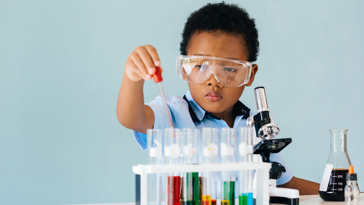 kid-doing-science-