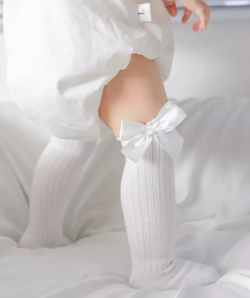 Βαμβακερές ψηλές λευκές κάλτσες με φιογκάκια